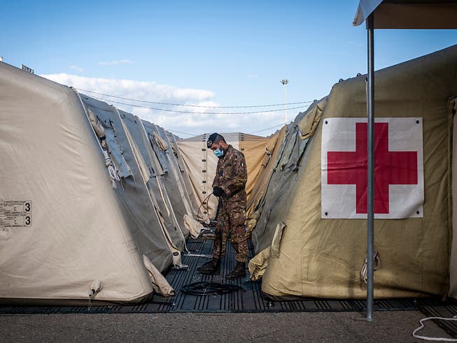 In Kalabrien ist zur Unterstützung eines Krankenhauses ein Feldlazarett der Armee aufgebaut worden. Foto: Valeria Ferraro/SOPA Images via ZUMA Wire/dpa