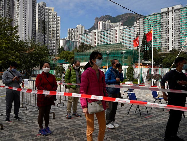 Schlangestehen vor einem Corona-Testzentrum in Hongkong. Foto: Kin Cheung/AP/dpa