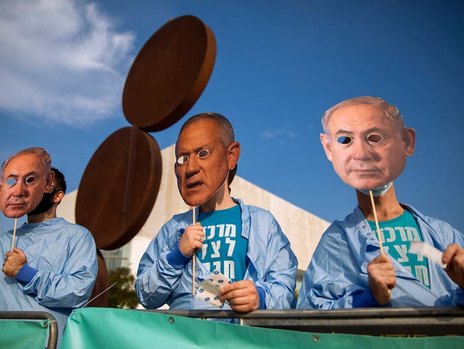 Schon wieder Neuwahlen? Demonstranten in Tel Aviv bringen ihren Ärger über die aktuelle israelischen Regierung zum Ausdruck. Foto: Oded Balilty/AP/dpa
