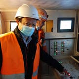 Der Obwaldner Baudirektor Josef Hess startet die Tunnelbohrmaschine im Hochwasserentlastungsstollen Sarneraatal. Hinten TBM-Fahrer Bernhard Zudrell. (Bild: Philipp Unterschütz (Alpnach, 2. Dezember 2020))