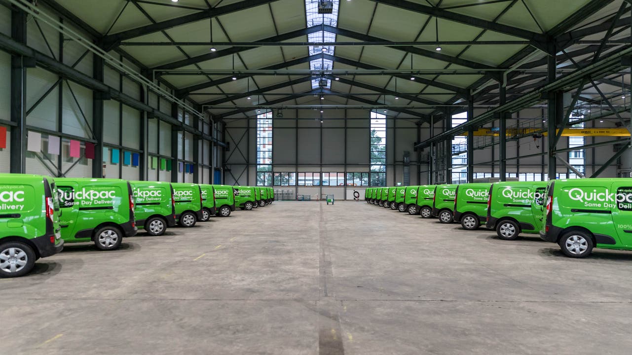Grüne Autoflotte: Die 75 Elektroautos aus dem Depot in Dietikon fahren nun mit Weihnachtspäckli durch die Gegend.