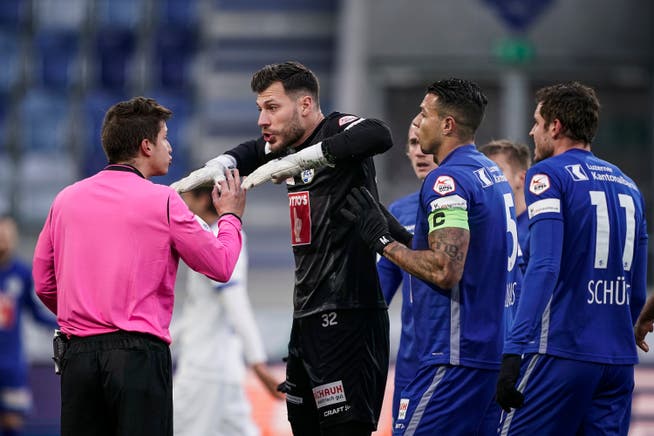 Marius Müller sah in der Partie gegen Lausanne wegen Reklamieren die gelbe Karte von Schiedsrichter Luca Piccolo.