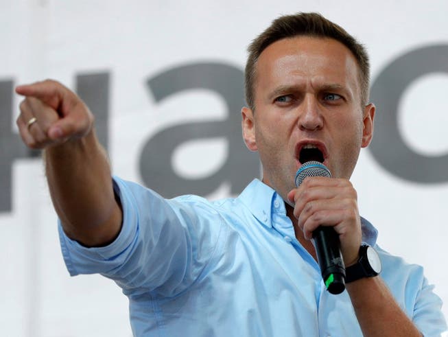 ARCHIV - Alexej Nawalny, Oppositionsführer aus Russland, spricht bei einer Protestaktion. Foto: Pavel Golovkin/AP/dpa