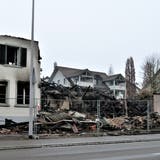 Die Brandruine an der Guntershauser Hauptstrasse zeugt von der verheerenden Wirkung des Feuers. ((Bild: Kurt Lichtensteiger))