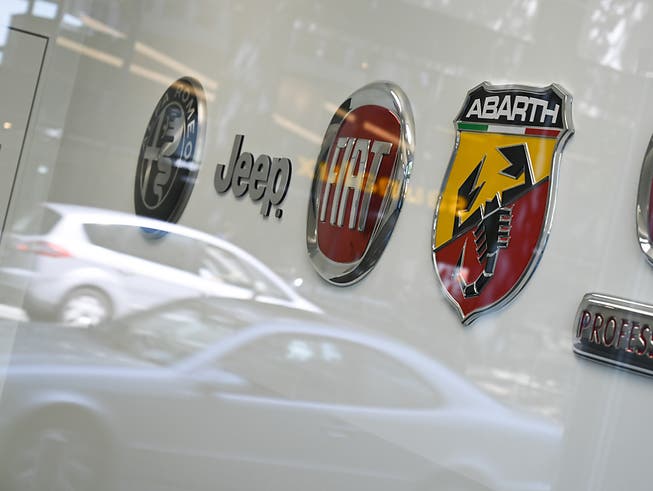Fiat Chrysler und PSA dürfen fusionieren: Logos von Fiat in einem Autohaus (Symbolbild).