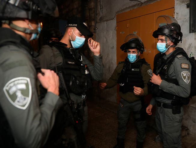 Israelische Grenzpolizisten stehen in der Nähe des Tatorts in der Altstadt von Jerusalem. Foto: Mahmoud Illean/AP/dpa