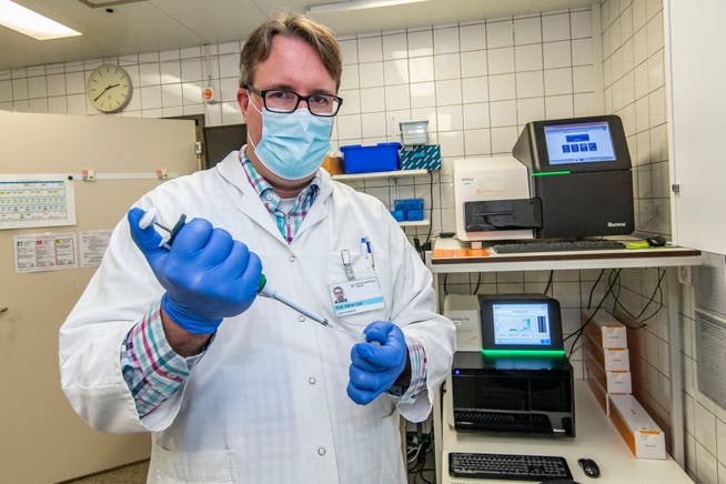 Adrian Egli leitet die Abteilung Mikrobiologie am Basler Unispital. In seiner neuen Studie gibt er Hinweise dazu, wie eine Impfstrategie den grössten Effekt haben könnte.