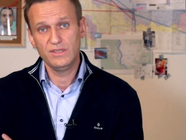 HANDOUT - Alexej Nawalny, Oppositionsführer aus Russland, spricht in einem Video, das auf seinem Instagram-Profil veröffentlicht wurde, mit dem Chemiewaffen-Spezialist Kudryavtsev. Foto: Navalny Instagram Account/AP/dpa - ACHTUNG: Nur zur redaktionellen Verwendung im Zusammenhang mit der aktuellen Berichterstattung und nur mit vollständiger Nennung des vorstehenden Credits