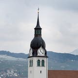 Der Kirchenturm von Buochs fotografiert am 27. Februar 2018. Kirche, Glocken (Corinne Glanzmann (neue Nz) / Neue Luzerner Zeitung)