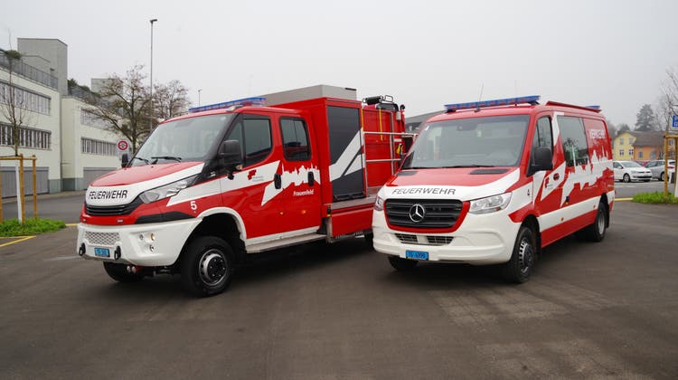 Die zwei neuen Anschaffungen der Feuerwehr Frauenfeld: Der Schlauchverleger (links) und das Verkehrsfahrzeug. ((Bild: PD))
