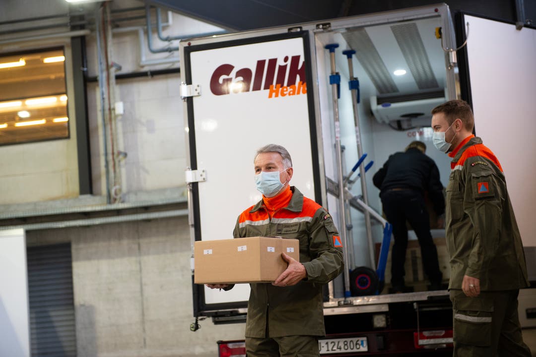 Die Firma Galliker liefert den Impfstoff an – im Bild transportieren Zivilschützer diesen zur Apotheke.