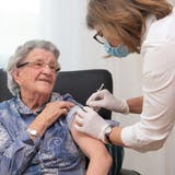 Eine Bewohnerin in einem Nidwaldner Alters- und Pflegeheim erhält die erste Dosis ihrer Covid-19-Impfung. (HO/Staatskanzlei Nidwalden)