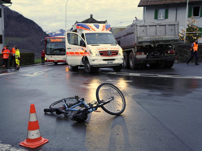 In den Unfall waren ein Fahrrad und ein Lastwagen verwickelt.