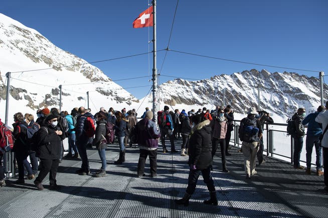 Trotz hoher Coronafallzahlen beschloss die Schweiz moderate Schutzmassnahmen. Das sorgte im Ausland für Kritik. Im Bild: Touristen am Jungfraujoch im November 2020. 
