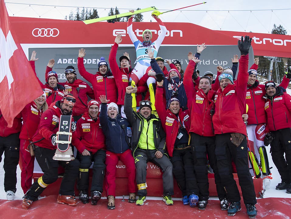 Im Januar 2020 waren Sport-Happenings noch möglich: Slalom-Sieger Daniel Yule und das ganze Schweizer Team jubeln über den Heimerfolg am Kuonisbergli