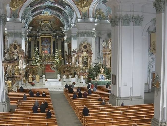 Nur rund zwei dutzend Gläubige vor Ort: Vorgezogene Mitternachtsmesse in der Kathedrale in St. Gallen.