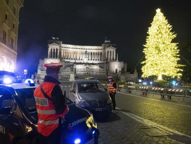 Ein einsamer alter Mann hat an Weihnachten die Carabinieri kommen lassen, weil er einsam war und Gesprächspartner suchte. Die Carabinieri taten ihm den Gefallen - zur Freude des 94-Jährigen.