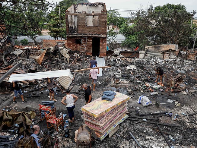 Ein Grossbrand hat am Weihnachtstag in Asuncion, der Hauptstadt Paraguays, Dutzende Häuser vernichtet. Zahlreiche Häuser brannten bis auf die Grundmauern nieder.