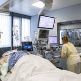 Pflegepersonal kümmert sich auf der Intensivstation im Kanton Bern um einen Covid-19-Patienten. (Bild: Peter Schneider/ Keystone)