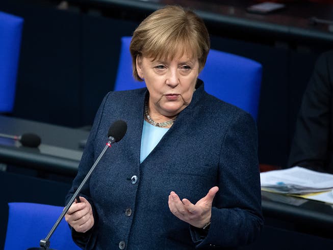 Bundeskanzlerin Angela Merkel (CDU) beantwortet bei der Regierungsbefragung während der Plenarsitzung im Deutschen Bundestag die Fragen der Abgeordneten. Foto: Bernd von Jutrczenka/dpa