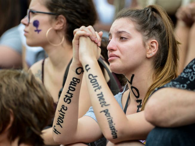 ARCHIV - Eine junge Frau weint, nachdem es während einer Protestkundgebung am Internationalen Frauentag Berichte über Frauen gehört hat, die in Curitiba häusliche Gewalt erlitten haben. Foto: Henry Milleo