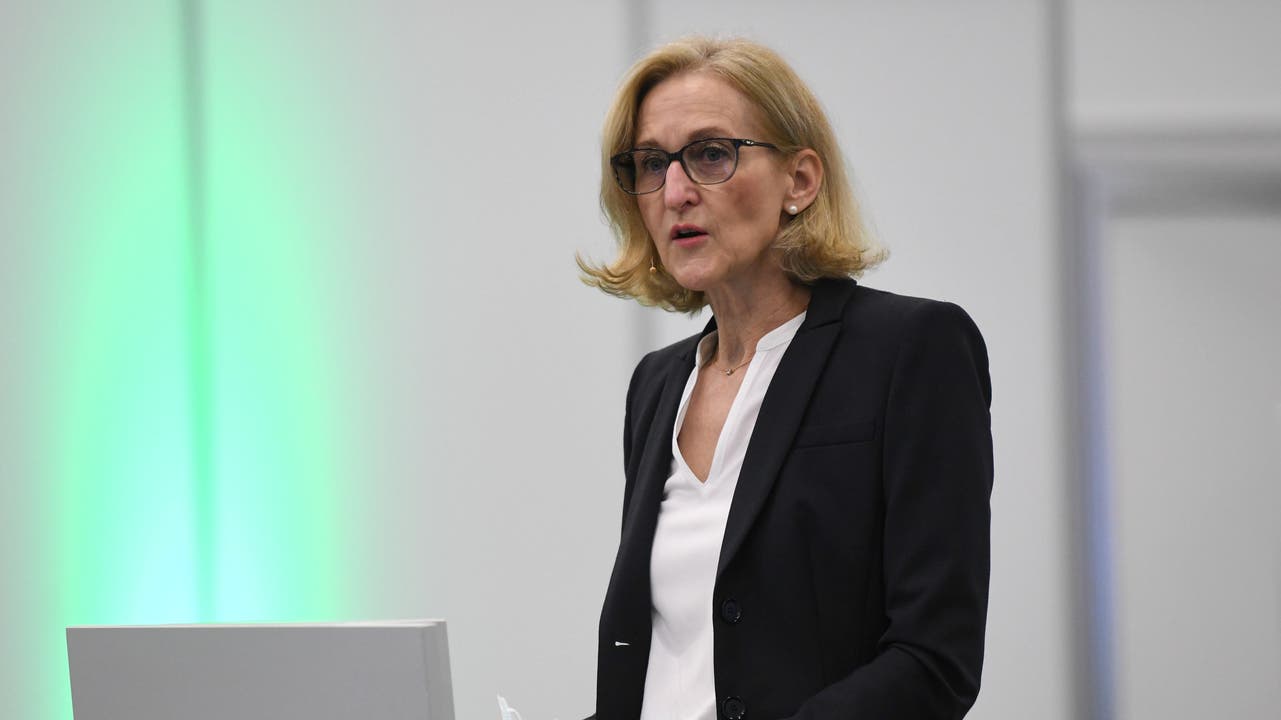 Esther Ammann, Basler Kantonsapothekerin und Projektleiterin des kantonalen Impfzentrum informiert.