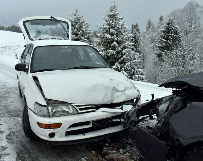 Kollision Unfall Zwischen Finsterwald Und Entlebuch Wegen Schnee Auf Der Strasse