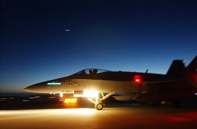 Schweizer F/A-18 beim Nachtflugtraining in Norwegen: Ab Silvester stehen rund um die Uhr zwei Jets für die Luftpolizei bereit. 