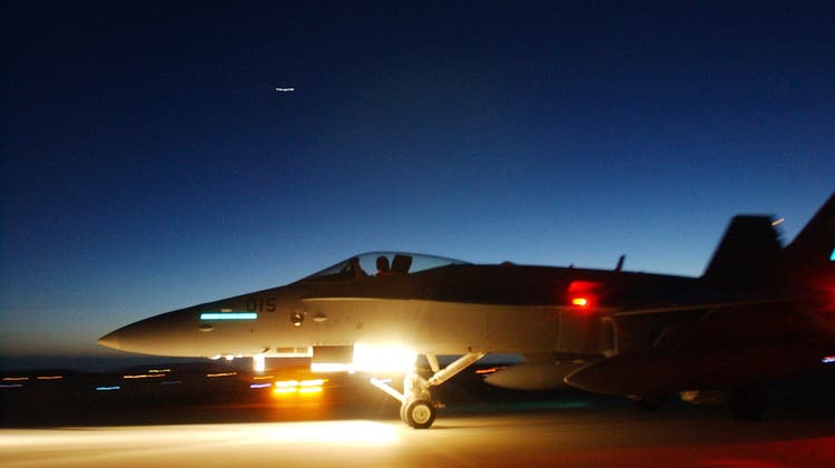 Schweizer F/A-18 beim Nachtflugtraining in Norwegen: Ab Silvester stehen rund um die Uhr zwei Jets für die Luftpolizei bereit. (Keystone)