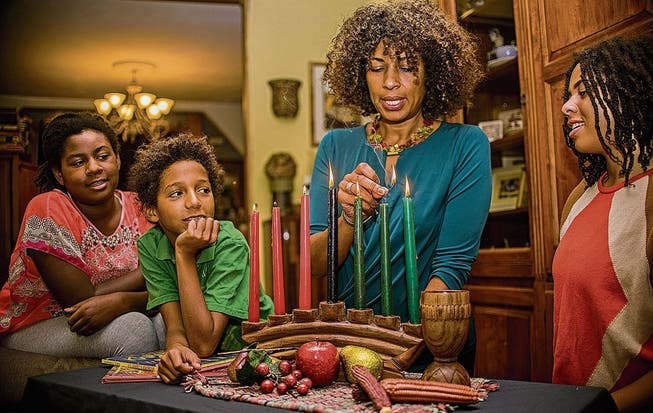 Vom 26. Dezember bis 1. Januar feiern viele Afroamerikaner Kwanzaa. Die sieben Kerzen mit den Farben Afrikas symbolisieren die sieben Prinzipien des Kwanzaa.