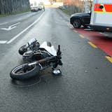 Das Motorrad blieb nach der Kollision auf der Götzentalstrasse liegen. (Bild: Luzerner Polizei (Dierikon, 3. Dezember 2020))