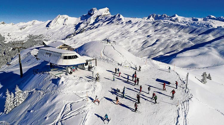 So soll es nach dem Willen der Skigebiet-Verantwortlichen bald wieder aussehen: Schneesport wie hier im Hoch-Ybrig. (Bild: Archiv Bote der Urschweiz)