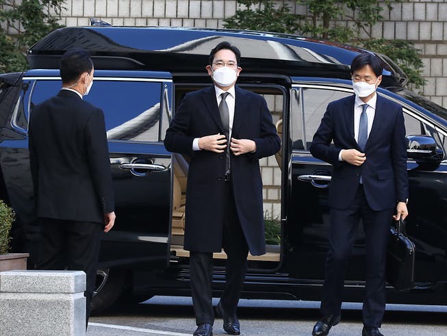 Samsung Vizepräsident Lee Jae Yong fährt am Mittwoch zur Verhandlung vor dem Obergericht in Seoul vor.
