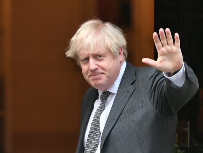 Boris Johnson, Premierminister von Grossbritannien, winkt in der Tür der Downing Street, nachdem das britische Unterhaus dem Brexit-Handelspakt mit der Europäischen Union zugestimmt hat. Foto: Dominic Lipinksi/PA Wire/dpa