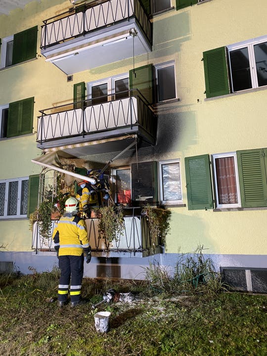 Nussbaumen AG, 28. Dezember: Auf einem Balkon eines Mehrfamilienhauses entfacht sich ein Feuer. Die Feuerwehr kann es aber schnell löschen