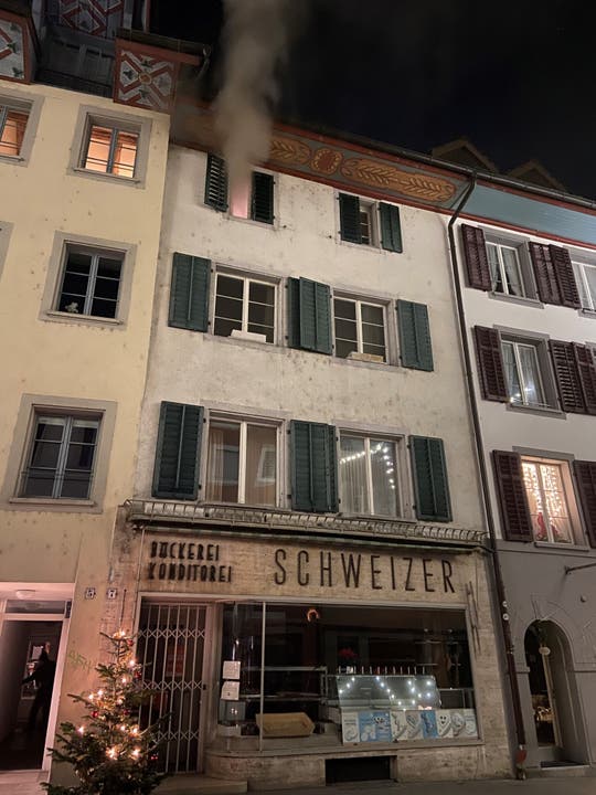Aarau AG, 27. Dezember: In einer Altstadtliegenschaft brach ein Feuer aus. Die umgehend allarmierte Feuerwehr konnte den Brand rasch löschen und so ein Übergriff auf die umliegenden Gebäude verhindern. Es entstand jedoch trotzdem grosser Sachschaden.