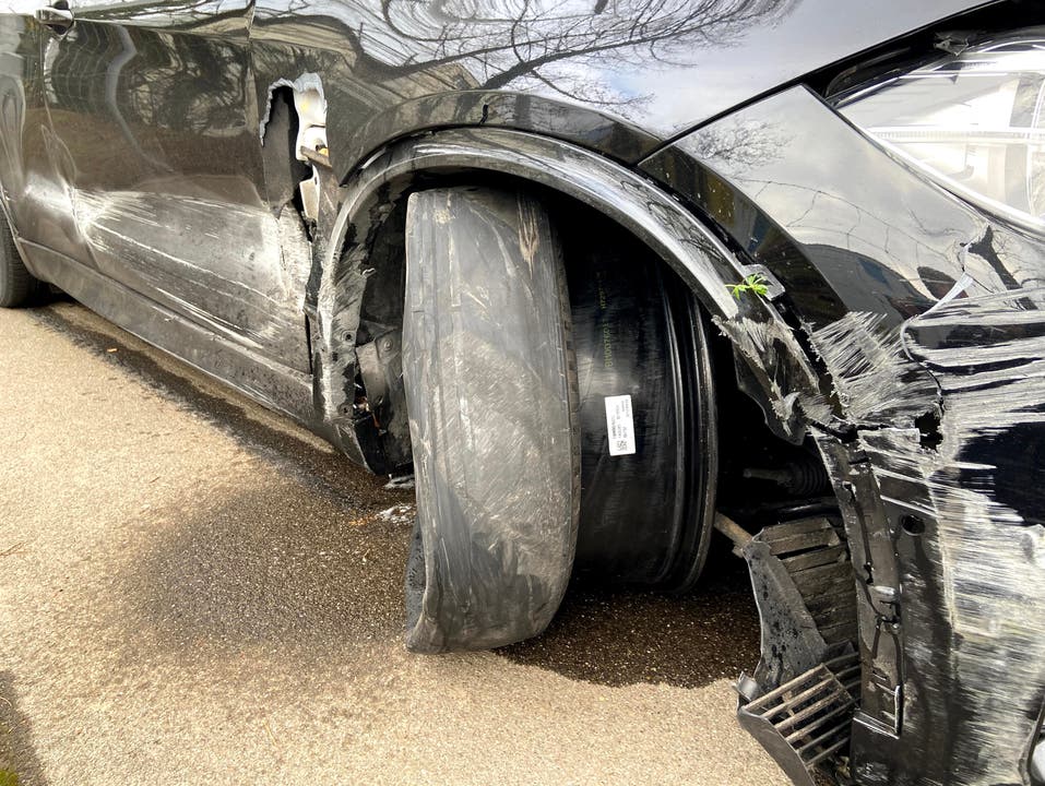 Erlinsbach AG, 3. Dezember: Ein Autofahrer hat nach einem Überholmanöver einen Selbstunfall verursacht. Er war ohne Führerausweis unterwegs.