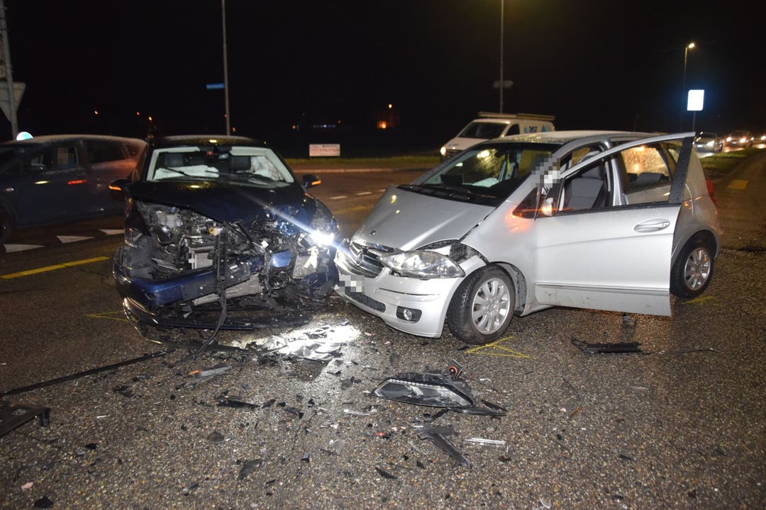 Biberist, 10. Dezember: Zwei Autos sind seitlich-frontal kollidiert. Beide Unfallbeteiligten zogen sich leichte Verletzungen zu.