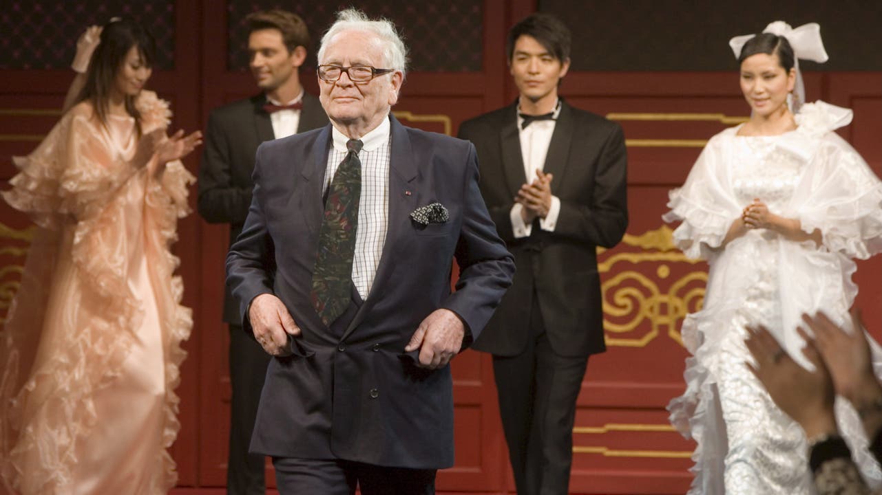 29. Dezember: Der französische Modeschöpfer Pierre Cardin stirbt im Alter von 98 Jahren in Frankreich. 