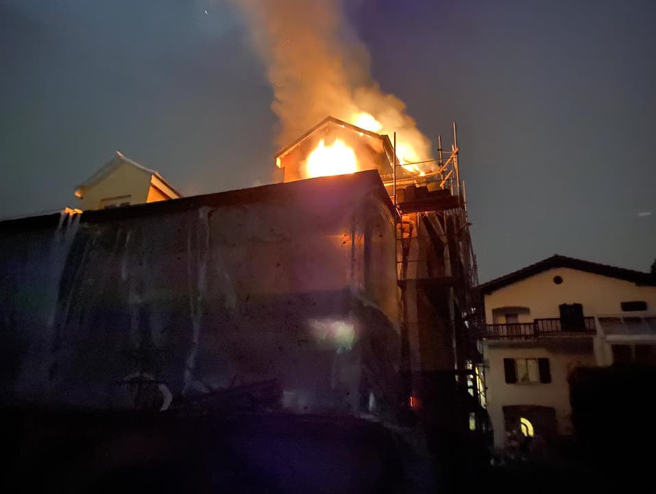 Hägglingen, 4. Dezember: Bei einem Brand auf dem Dach eines Hauses entstand grosser Sachschaden.