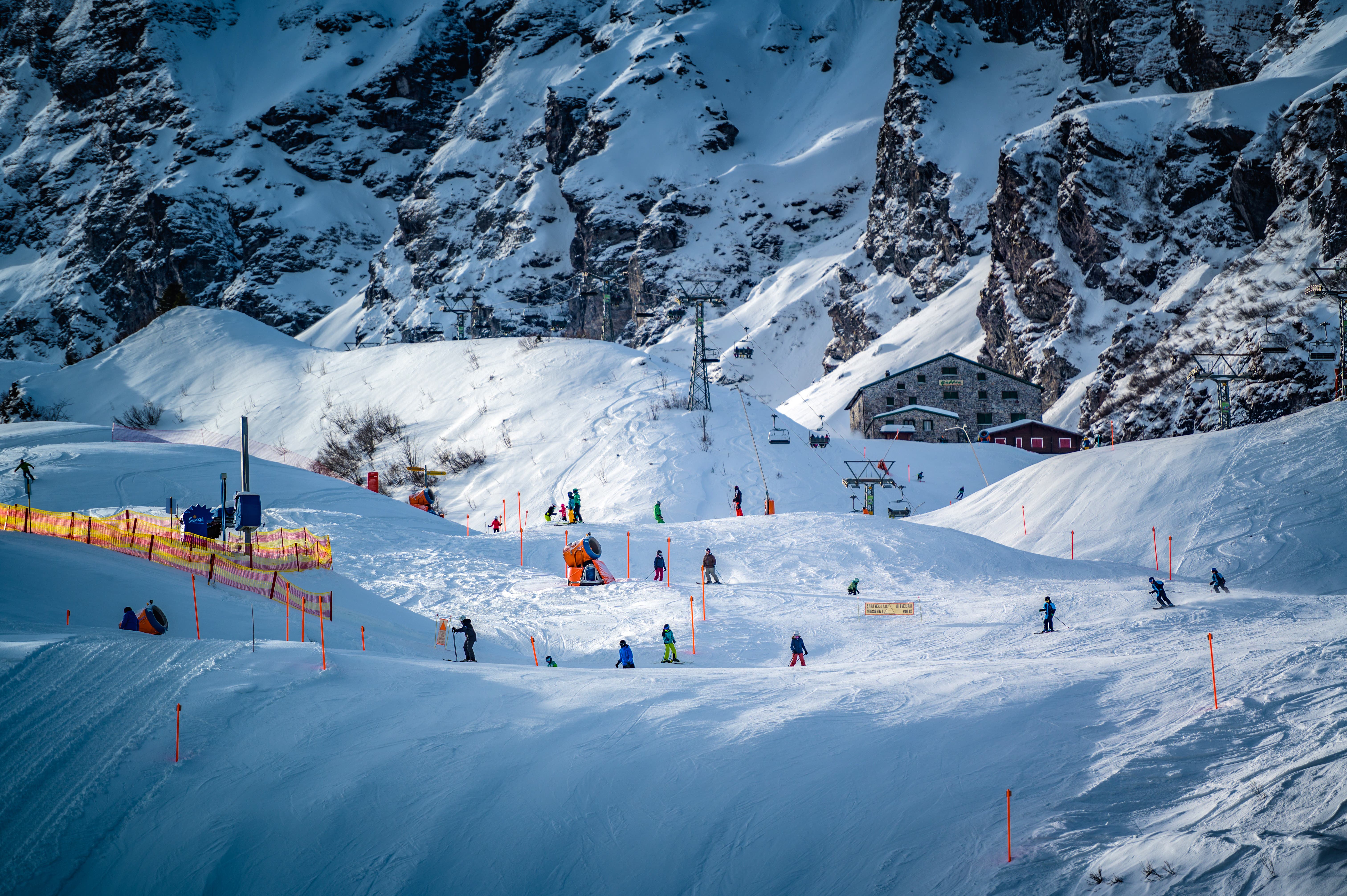 In Reih und Glied und Abstand: Schlittler, Skifahrer, Schneeschuhläufer und Langläufer atmen auf seit der Pizol seinen Bahnen wieder freigegeben hat.