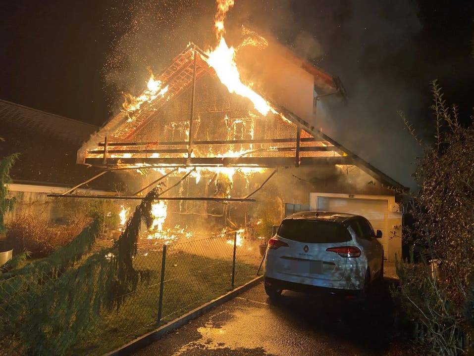 Buchs AG, 27. Dezember: Ein Einfamilienhaus wurde ein Raub der Flammen. Die Bewohnerin konnte sich glücklicherweise mit ihren beiden Kindern und den Haustieren in Sicherheit begeben.