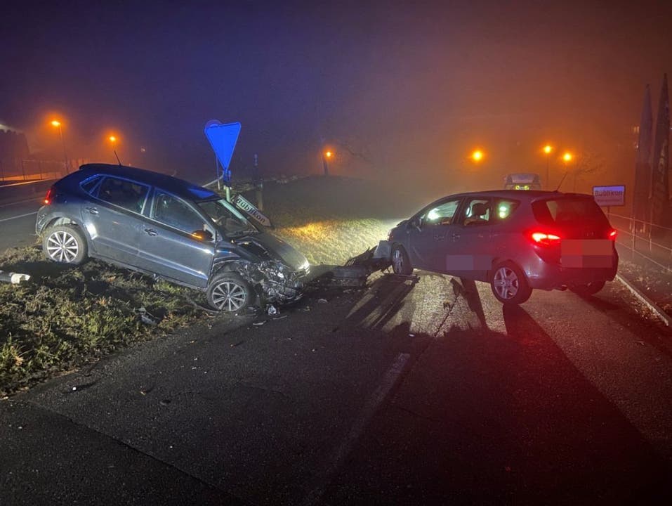 Wohlenschwil AG, 10. November: Ein Autofahrer fuhr betrunken und ohne Führerausweis in ein haltendes Auto.