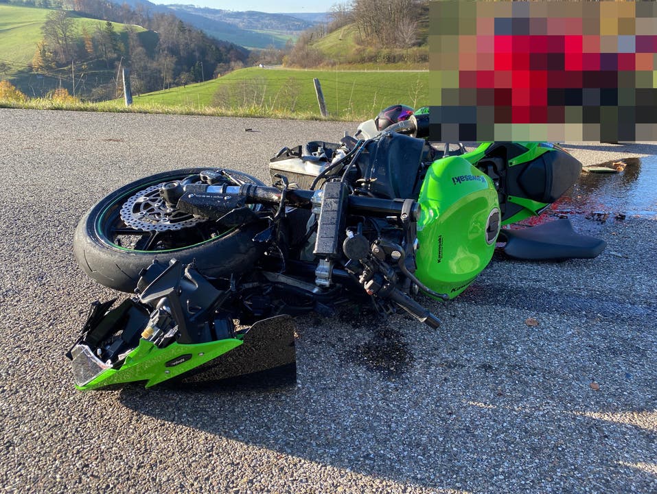 Oberhof AG, 15. November: Ein 27-jähriger Motorradlenker kollidierte mit dem Heck eines in gleicher Richtung fahrenden Traktors.