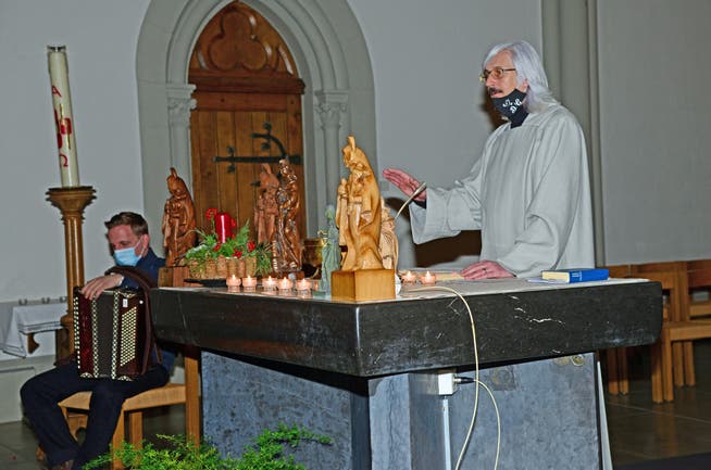 Seelsorger und Pfarreileiter Dirk Günther segnete Statuen der Heiligen Barbara. Links: Julian von Flüe, der die Feier auf dem Akkordeon begleitete.