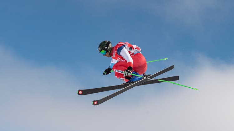 Auf die richtige Haltung kommt es an: Wenn Skicrosser Jonas Lenherr durch die Lüfte fliegt, dann macht er sich sehr klein, um baldmöglichst im Schnee wieder Fahrt aufzunehmen. (Bild: Stephan Boegli)