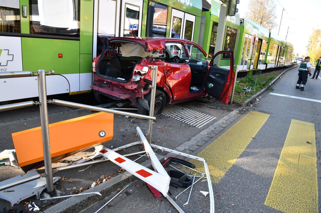 Arlesheim BL, 9. November: Eine 74-jährige Frau kollidierte mit einem 10er-Tram. Sie und ein 6-jähriger Junge mussten verletzt hospitalisiert werden.