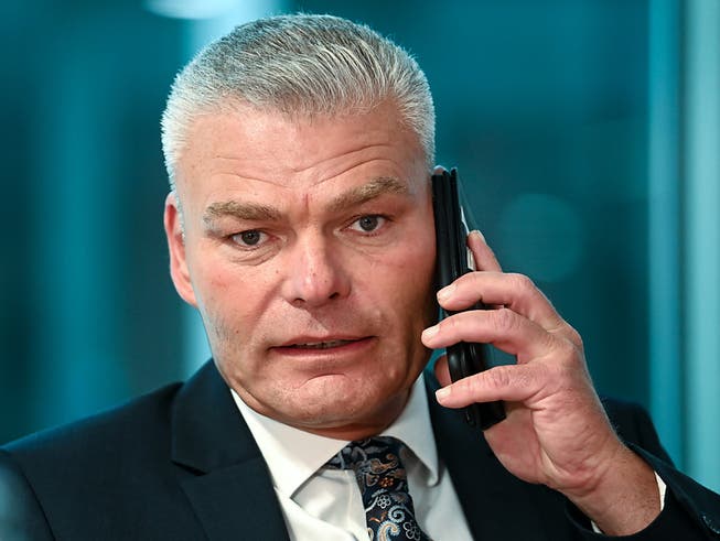 ARCHIV - Holger Stahlknecht (CDU), Innenminister von Sachsen-Anhalt, telefoniert vor Beginn der auswärtigen Kabinettssitzung. Foto: Hendrik Schmidt/dpa-Zentralbild/ZB
