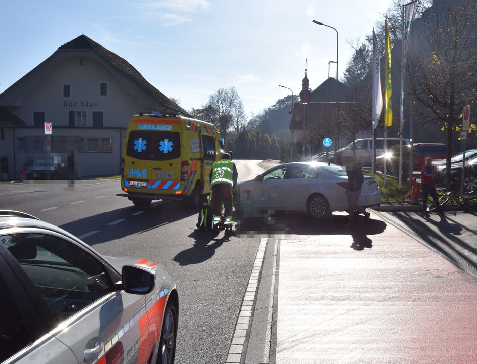 Oensingen SO, 15. November: Als ein Autofahrer vom Landiparkplatz auf die Strasse einbiegen wollte, kam es zur Kollision mit einem Velofahrer. Dieser verletzte sich schwer.