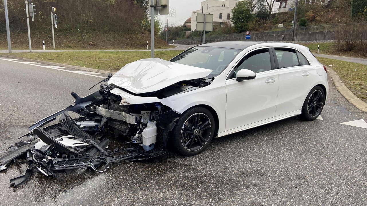 Aarau, 26. November: An der Kreuzung Distelberg hat eine Fahrerin ein Rotlicht missachtet und grossen Schaden verursacht.